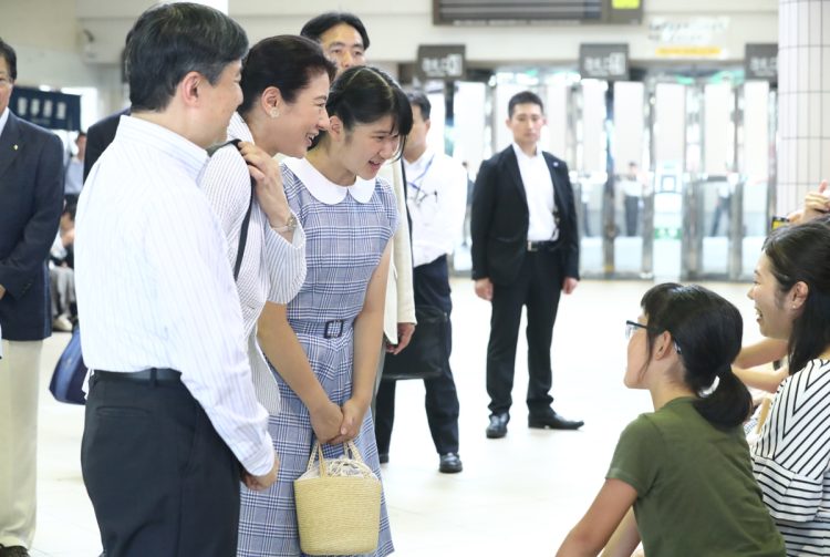 須崎をご訪問の際、出迎えた人々と交流された（2018年8月、静岡県下田市。写真／JMPA）