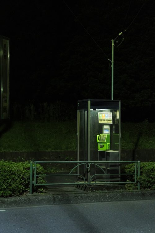 H霊園の前にポツンとたたずむ電話ボックス。深夜に女の子がボックス内でしゃがんでいる姿を見たドライバーが数多くいると竹中さん