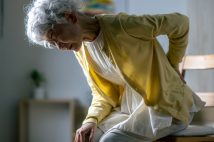 女性ホルモンが減少すると骨粗しょう症リスクが高まる(写真/PIXTA)