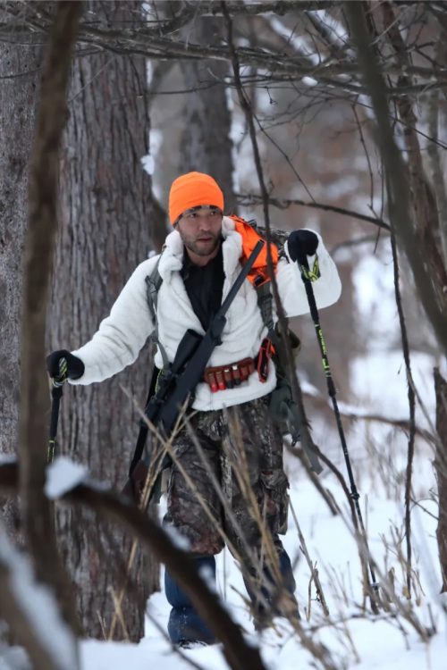 北海道の猟期は10月から翌年3月まで。スキーやスノーシューを履いて野生動物を追う（撮影：大川原敬明）
