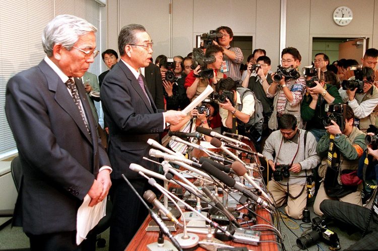1997年11月24日、山一證券が廃業を発表。野澤正平社長（左から2人目）は会見で「私らが悪いんであって、社員は悪くありませんから」と号泣しながら述べた（AFP＝時事）