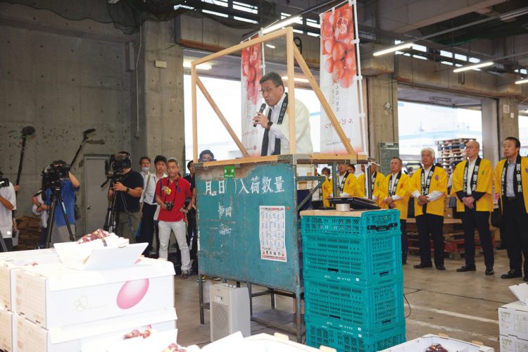 初競り前のセレモニーでは、石川県やJA全農いしかわ、生産者代表など関係者たちが初出荷を祝った