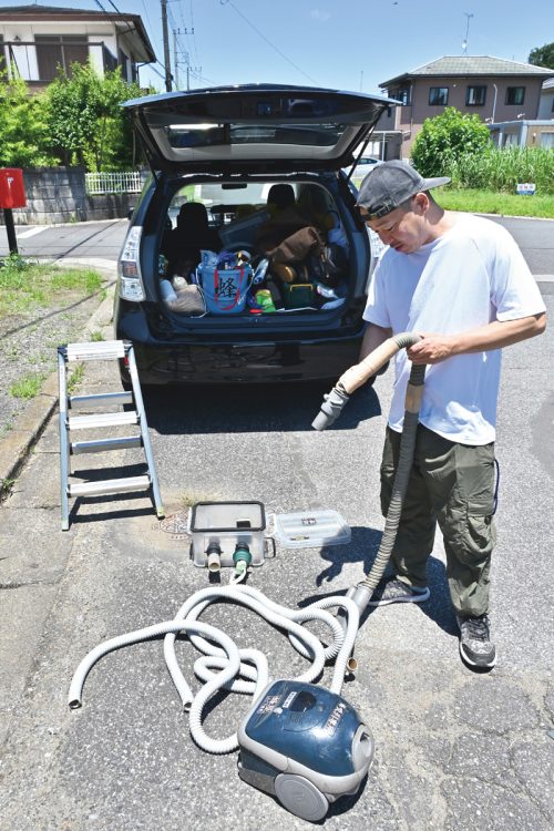 「吸い取り機」は掃除機を改造した自作