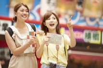 旅先でスマホ頼みだと思わぬ失敗も? 「やっぱり観光パンフレットが安心」という声が根強いワケ