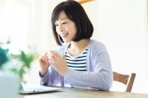 家族に内緒で「在宅副業」で稼ぐ女性たち スキルゼロでOKな「ポイ活」、不用品がお金になる「フリマアプリ」など