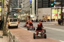 「ヒヤヒヤすることも…」 外国人観光客に人気の「公道レンタルカート」が復活、都心で見かけた人たちの本音