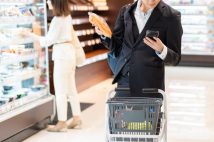 【いい加減にして!】スマホをいじる客のカートが突進してくる「店内歩きスマホ」の恐怖