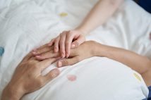 半身不随になった弟の介護を一身に背負う57才作家 40年以上の関係断絶から身元引受人になるまで