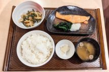【値上げでどう変わった?】ファミレスの朝の定番「鮭定食」の最新価格と内容を比較 「ドリンクバー付きで1000円前後」が相場に