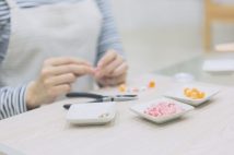 【まるで苦行のような副業】内職を始めた45才女性の疲労困憊 徹夜が当たり前で時給は130円、本業も休む羽目に