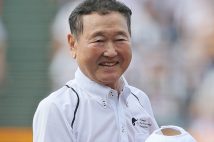 2018年、甲子園で始球式を行った板東英二（時事通信フォト）