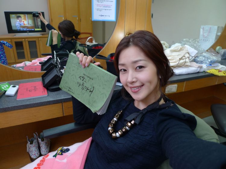 韓国ドラマ『美しき人生』（2010年）の楽屋にて。「韓国の台本は横書きなんですよ」（笛木）