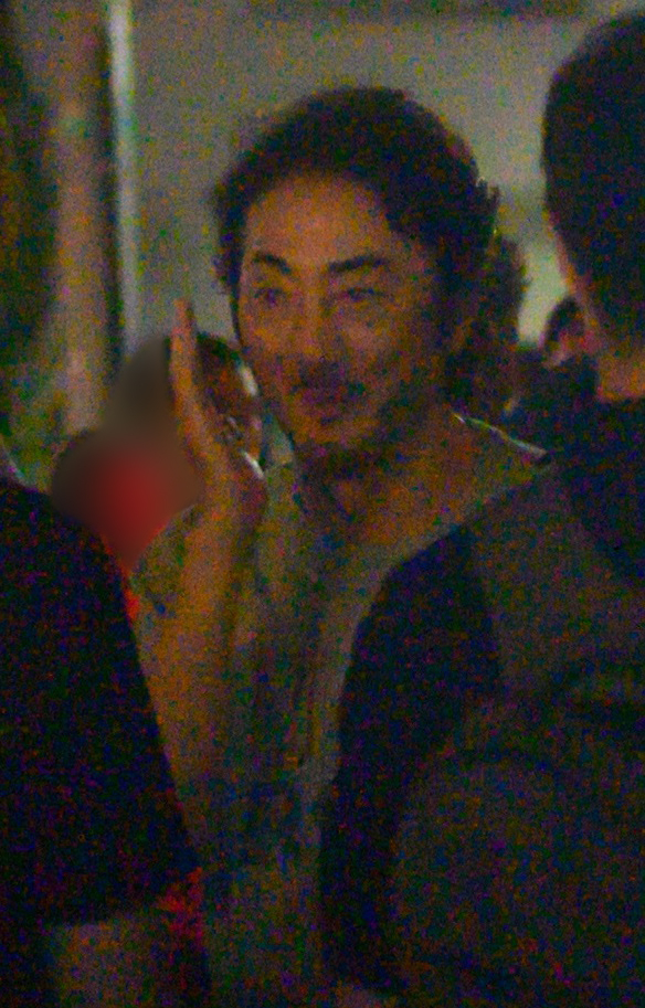 ライブ終演後、関係者に挨拶をする市村