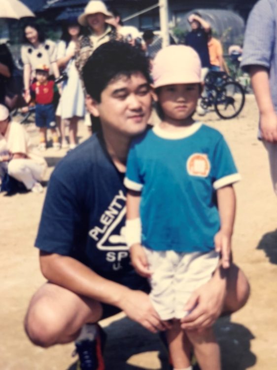 幼少時の大谷選手と父・徹さん（MLB公式Twitterより）