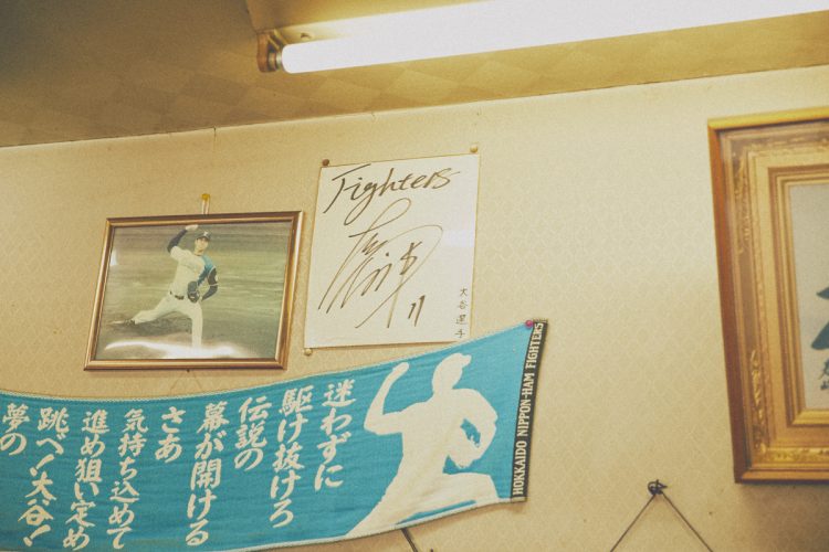 日本ハム時代の大谷選手の写真とともにサインが飾られる