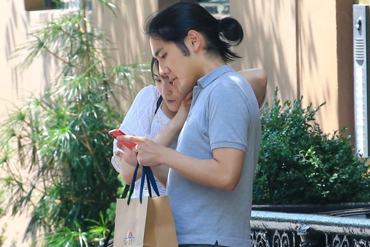 肩にしなだれかかり、小室さんのスマホを覗きこむ眞子さん(写真/Probe-Media.com)