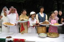 07年３～５月に慶煕（キョンヒ）大学校の語学堂に留学。写真は、留学生仲間と文化祭にて