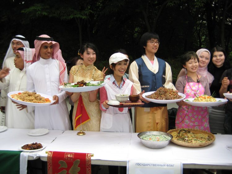 2007年3～5月に慶煕（キョンヒ）大学校の語学堂に留学。写真は、留学生仲間と文化祭にて