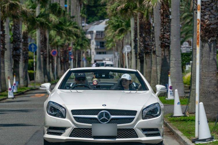 神奈川県内のマリーナに2シーターのオープンカーが颯爽と現れた