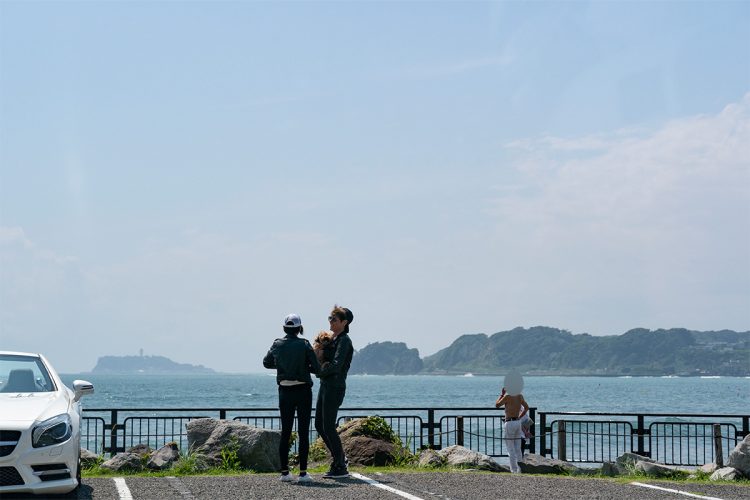 湘南の海をバックに寄り添うマイケルと片山