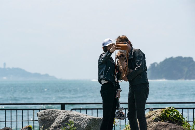 湘南の海を背景に自撮りする二人