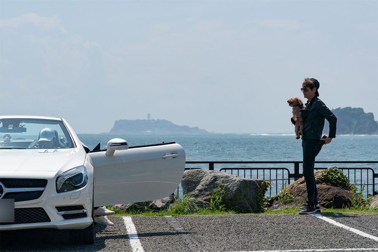 湘南の海が一望できる駐車場にベンツを停車