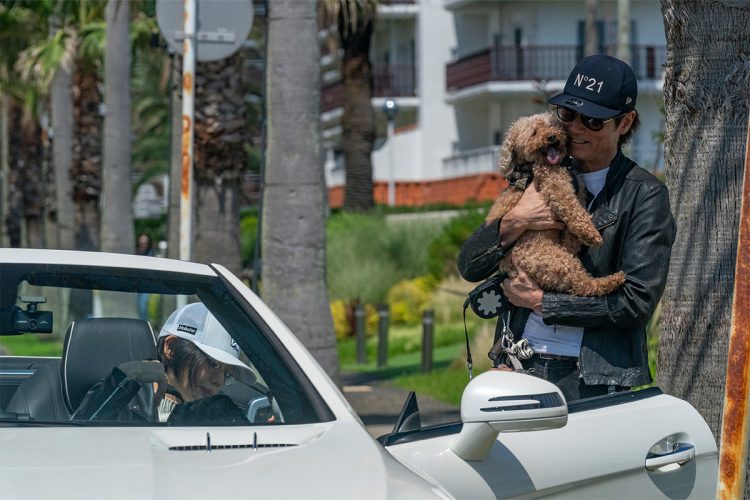 我が子のように愛犬を抱えるマイケル