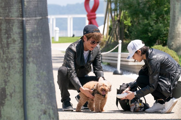 愛犬に水を差し出す片山