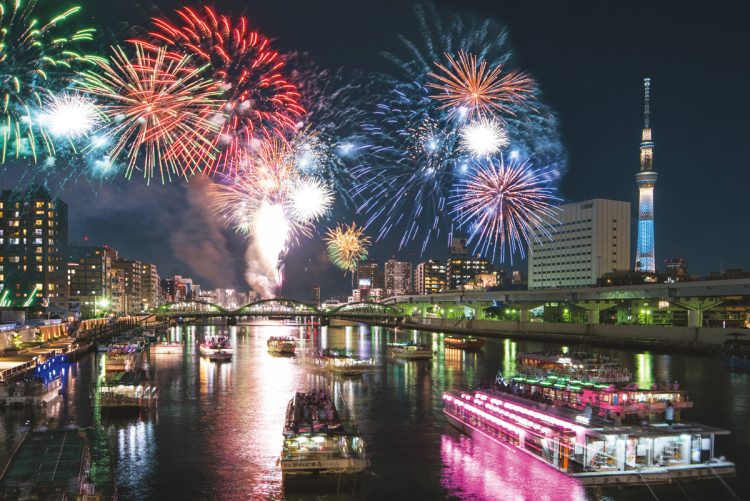 隅田川花火大会に花火師の万感の思い（写真／AFLO）