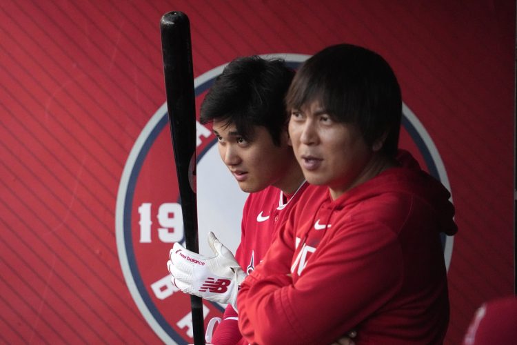 大谷翔平（左）の「唯一無二の通訳」となった水原一平氏（写真＝AP／AFLO）