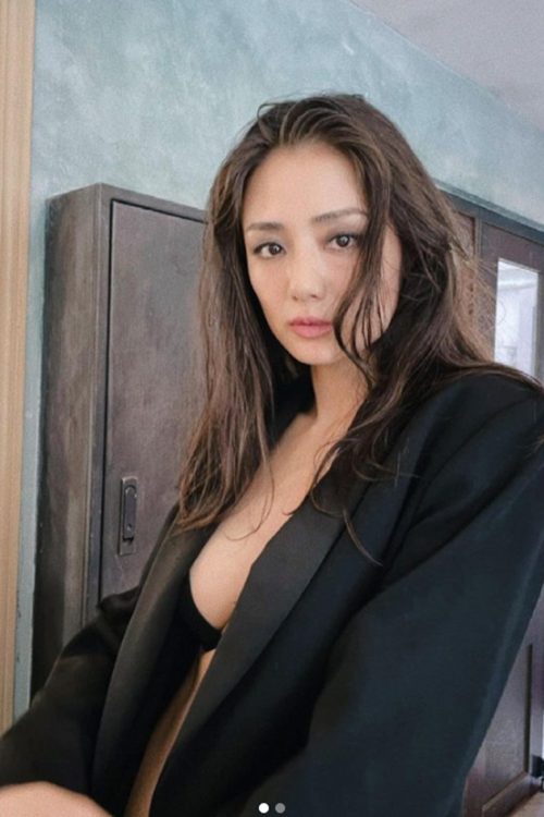 セクシーな衣装で自身の写真集について告知も（本人のインスタグラムより）