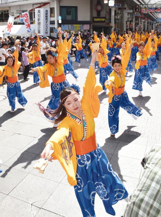 昨年は「特別演舞」の開催にとどまったが、今年は70回の節目で完全復活する高知のよさこい祭り（時事通信フォト）