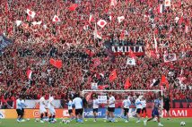 試合前に盛り上がる浦和レッズのサポーター。熱心なサポーターが多いことでも知られている(イメージ、時事通信フォト)