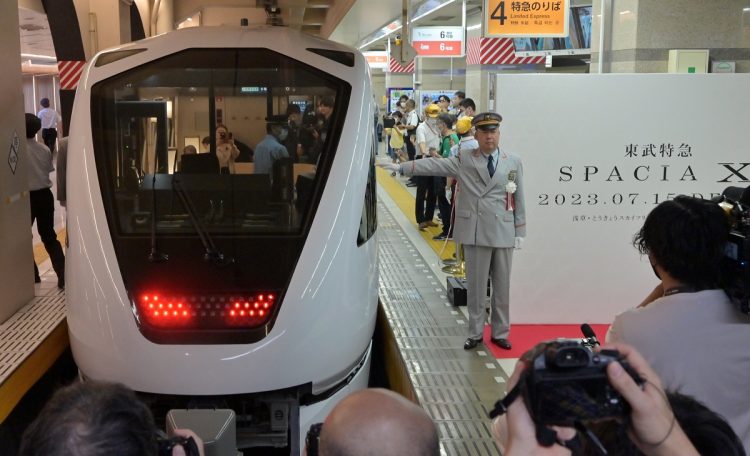 東武鉄道の新型特急「スペーシアＸ」の出発式が2023年7月15日、東京・浅草駅で行われた。満席となった初列車は、駅長の合図とともに走り出した（時事通信フォト）