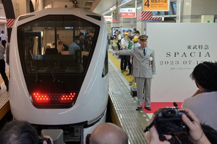 東武鉄道の新型特急「スペーシアX」の出発式が2023年7月15日、東京・浅草駅で行われた。満席となった初列車は、駅長の合図とともに走り出した(時事通信フォト)