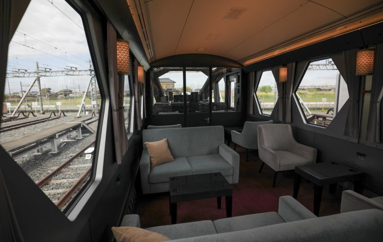 東武鉄道の新型特急車両「スペーシアX（エックス）」。客室の「コックピットラウンジ」。窓が六角形（時事通信フォト）