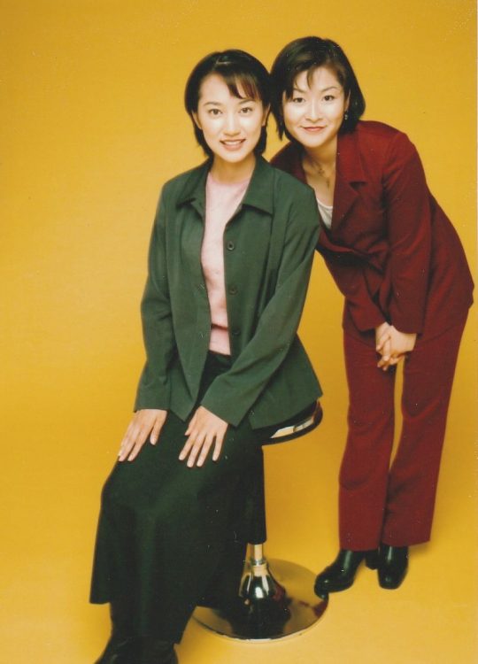 写っているのは、唯一の女性アナウンサー同期である山本さん(左)。河合アナを隣で支えてくれた(写真/河合アナ提供)