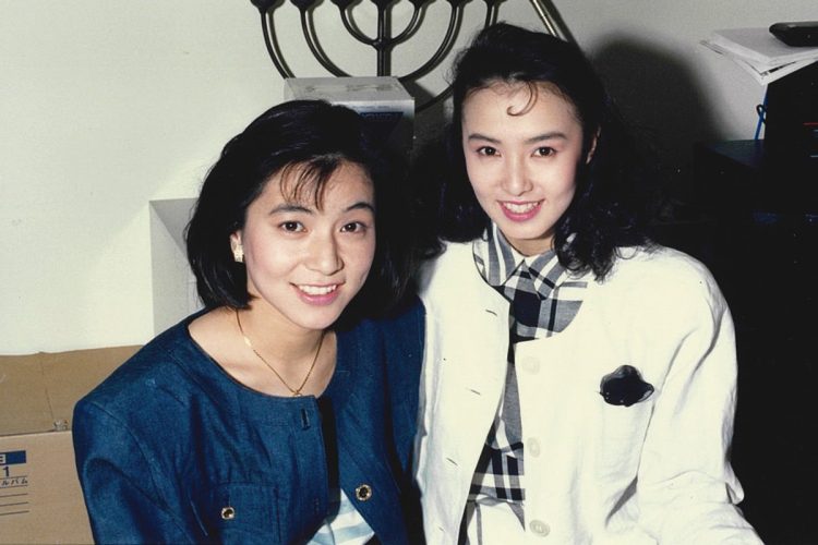番組の合間に、八木亜希子アナ（左）と前室でツーショット。「同期とのひとときが心を救ってくれた」と河野景子さんは語る