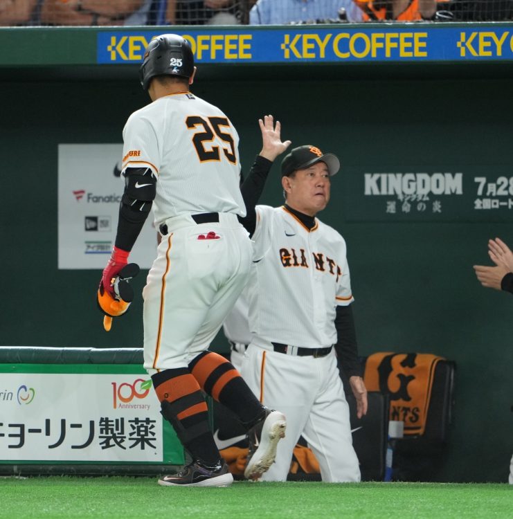 本塁打を放った岡本和真に原辰徳監督もこの表情