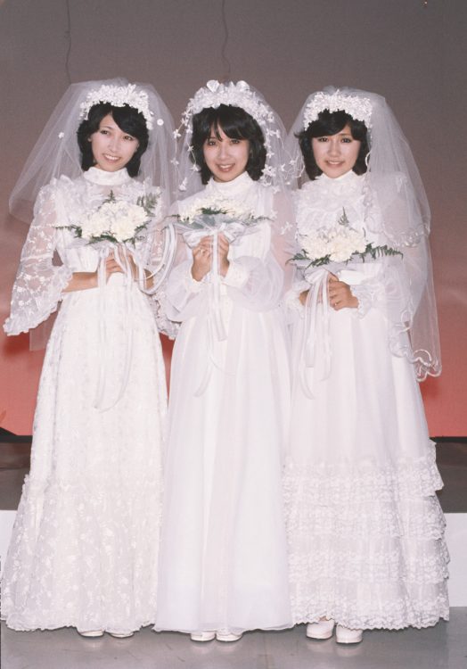1977年、NHK『秋のドレミファコンサート』で初めてのウエディングドレスに身を包んだ（C）女性セブン