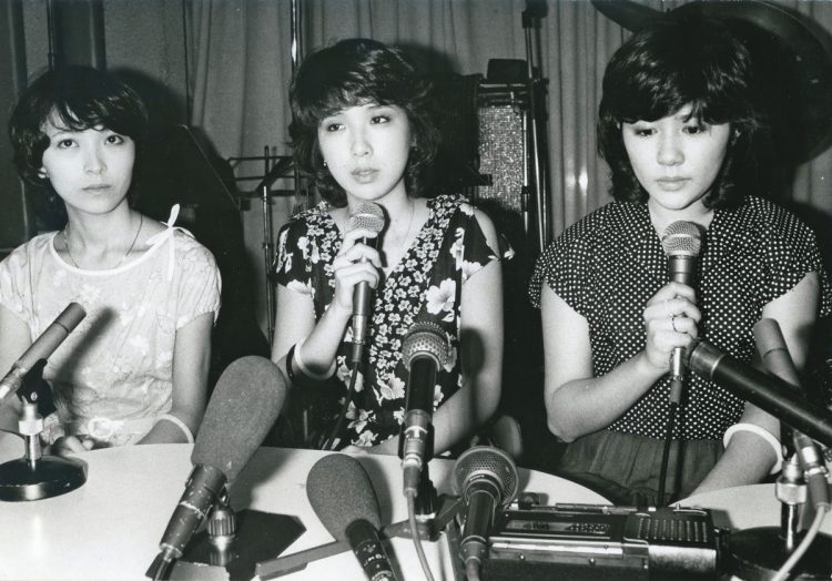 1977年、野音での解散宣言の翌日、初期にライブの拠点としていた「銀座メイツ」で記者会見を開き、正式に引退表明を行なった（C）女性セブン