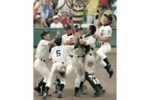 2004年の夏に優勝を飾った駒大苫小牧(共同通信)