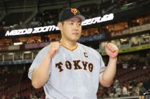 8月6日には1試合に3本塁打の「超固め打ち」でお立ち台に上がった岡本和真