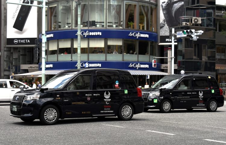 タクシーでは車内で運転手の氏名を掲示する義務があったが、改正により義務ではなくなった（イメージ、時事通信フォト）