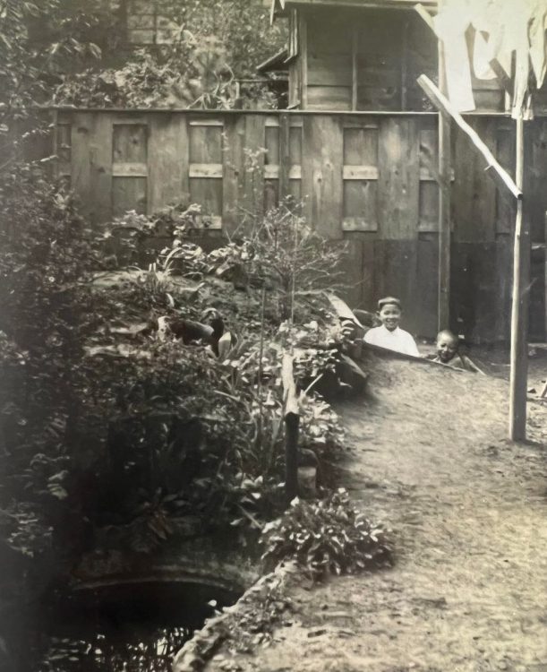 巣鴨の家の庭にあった防空壕。向かって左が11歳の高木ブーさん（写真提供／高木ブー）