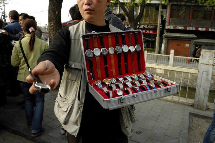 2006年、中国・北京の路上で偽物の高級腕時計を売る男性。現在は、このような様子はほとんど見られなくなっている（時事通信フォト）