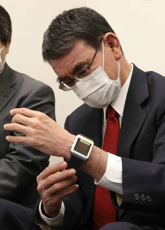 病院を視察し、血中酸素飽和度を測る「パルスオキシメーター」を装着する河野太郎規制改革担当相（当時）。2021年9月（時事通信フォト）