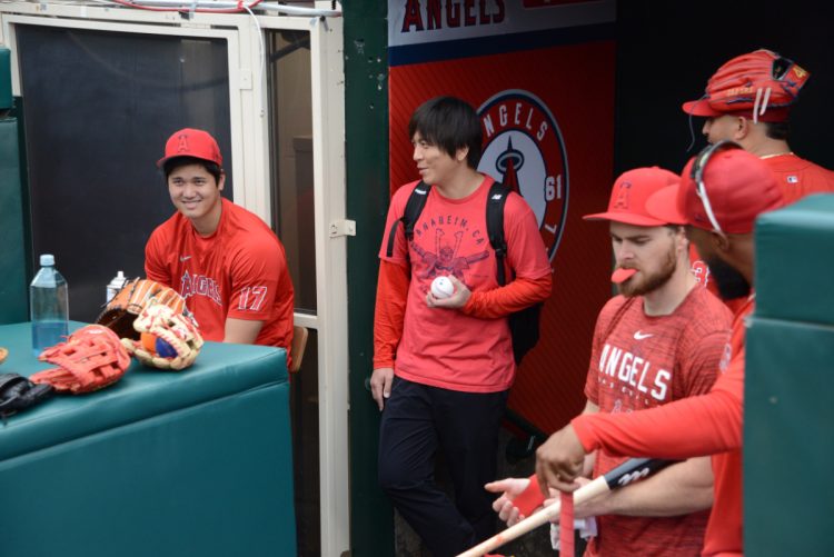 試合前に談笑する大谷