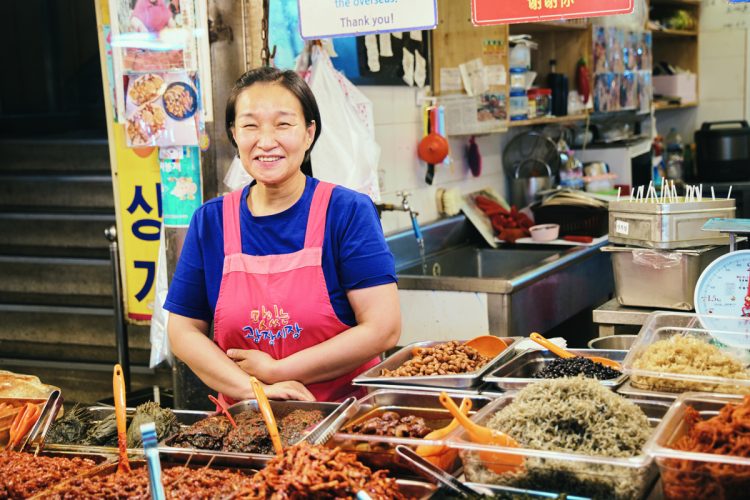 キムチやカンジャンセウ（えびの醤油漬け）などの総菜が並ぶのも韓国ならでは。笑顔が素敵な“アジュンマ”が迎えてくれるのもうれしい