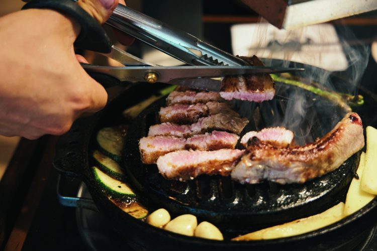 しっとり柔らかい希少部位のお肉を豪快に焼き上げる